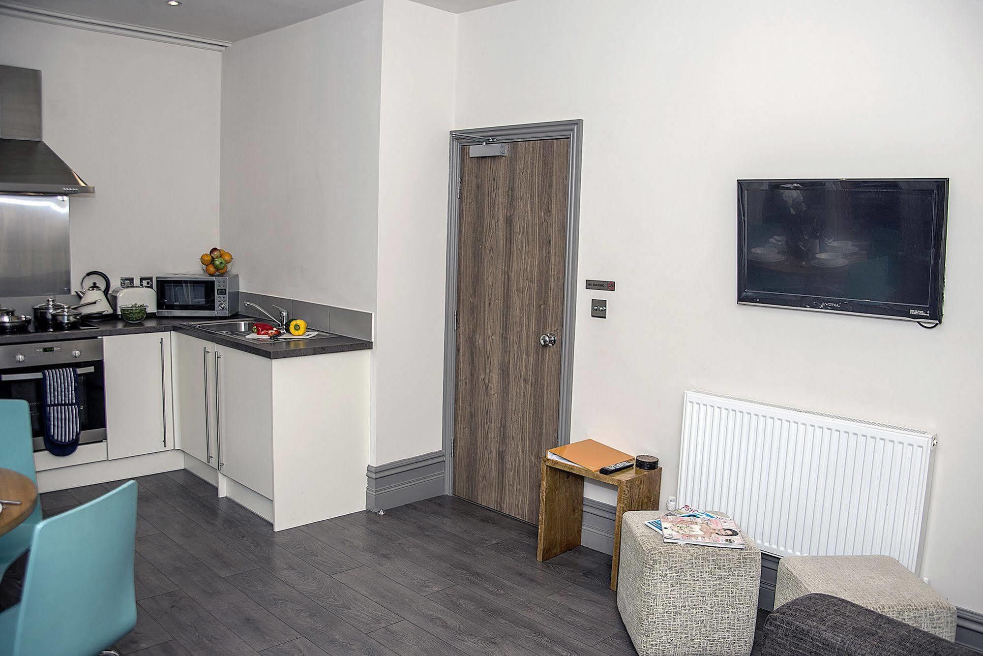 Base Serviced Apartments - City Road Честер Екстер'єр фото