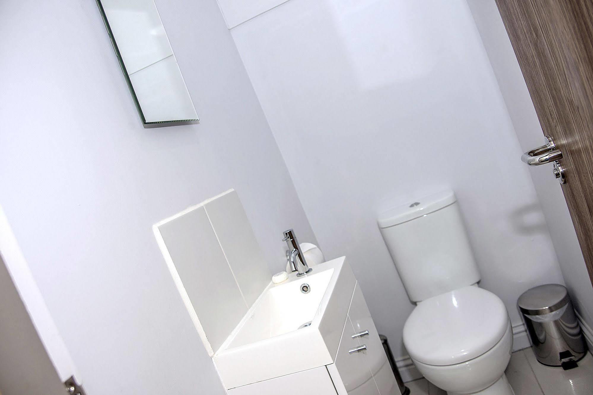 Base Serviced Apartments - City Road Честер Екстер'єр фото