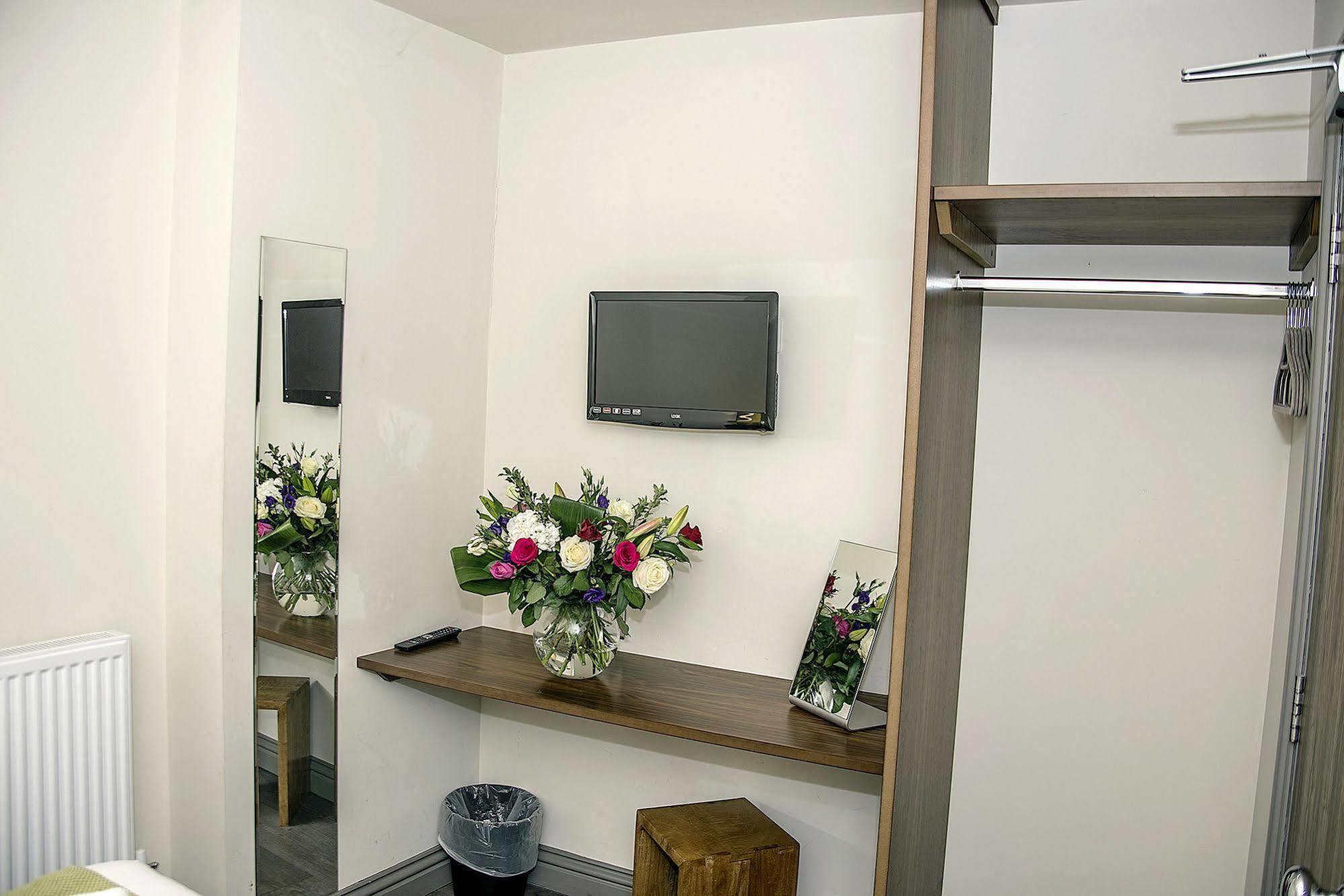 Base Serviced Apartments - City Road Честер Екстер'єр фото